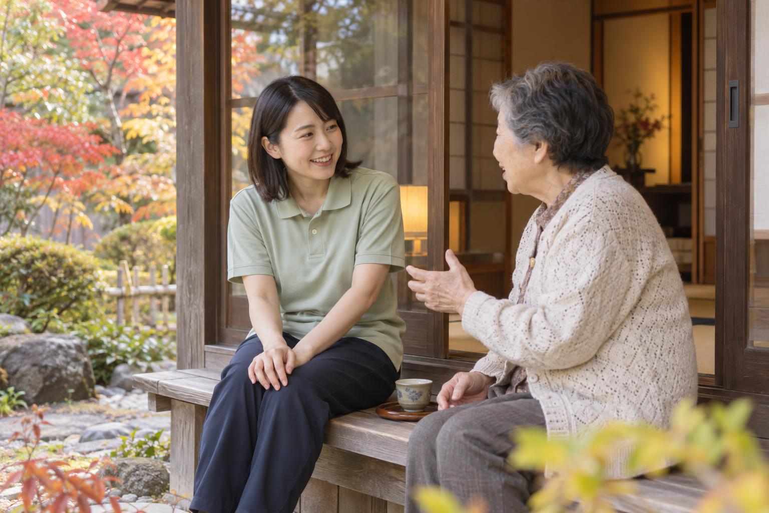 縁側で利用者さんの話を聞く看護師